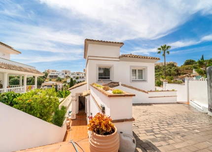 SOUTH-FACING FAMILY VILLA WITH PRIVATE POOL IN MIJAS COSTA