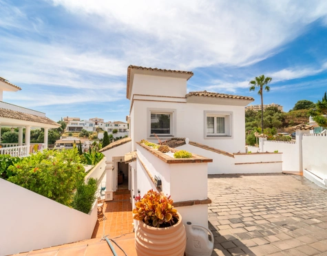 Villa for sale in Cerros del Aguila, Mijas Costa