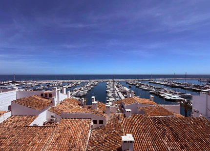 Modern 2-bedroom apartment in Puerto Banús, Marbella, ideal for holiday stays next to the port.