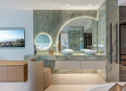 ELEGANT 3-BEDROOM LUXURY APARTMENT ON THE NEW GOLDEN MILE, ESTEPONA