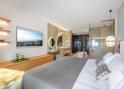 ELEGANT 3-BEDROOM LUXURY APARTMENT ON THE NEW GOLDEN MILE, ESTEPONA