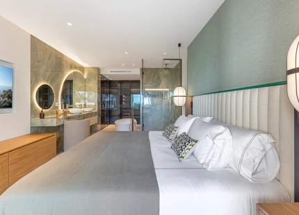 ELEGANT 3-BEDROOM LUXURY APARTMENT ON THE NEW GOLDEN MILE, ESTEPONA