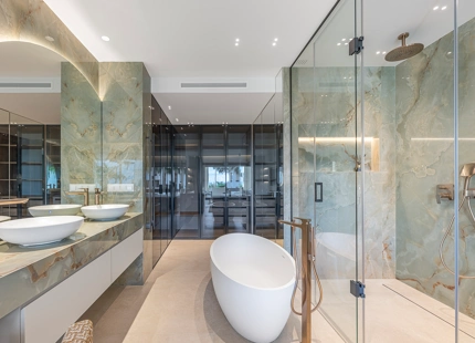 ELEGANT 3-BEDROOM LUXURY APARTMENT ON THE NEW GOLDEN MILE, ESTEPONA