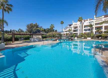 ELEGANT 3-BEDROOM LUXURY APARTMENT ON THE NEW GOLDEN MILE, ESTEPONA
