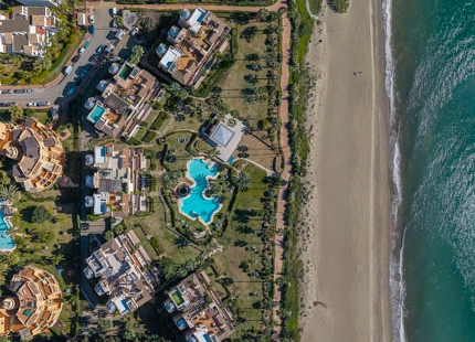 FULLY RENOVATED 3-BEDROOM APARTMENT ON THE NEW GOLDEN MILE, ESTEPONA