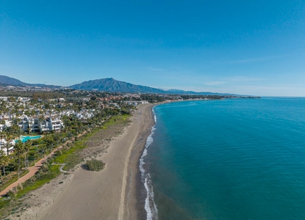 FULLY RENOVATED 3-BEDROOM APARTMENT ON THE NEW GOLDEN MILE, ESTEPONA