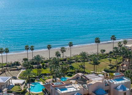 FULLY RENOVATED 3-BEDROOM APARTMENT ON THE NEW GOLDEN MILE, ESTEPONA