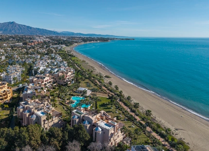 FULLY RENOVATED 3-BEDROOM APARTMENT ON THE NEW GOLDEN MILE, ESTEPONA