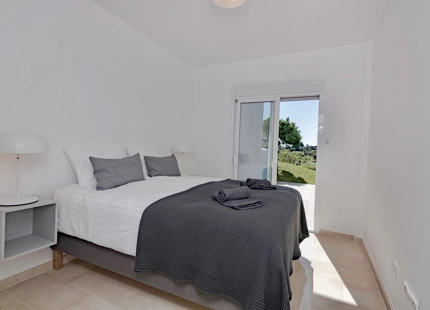 FRONTLINE GOLF TOWNHOUSE WITH STUNNING VIEWS IN NUEVA ANDALUCÍA
