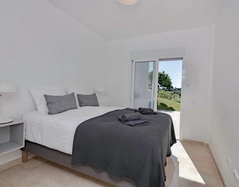 FRONTLINE GOLF TOWNHOUSE WITH STUNNING VIEWS IN NUEVA ANDALUCÍA