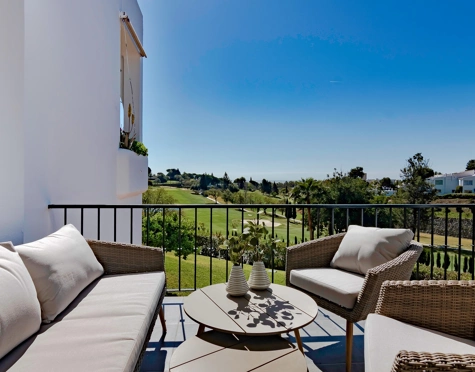 FRONTLINE GOLF TOWNHOUSE WITH STUNNING VIEWS IN NUEVA ANDALUCÍA