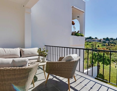 FRONTLINE GOLF TOWNHOUSE WITH STUNNING VIEWS IN NUEVA ANDALUCÍA