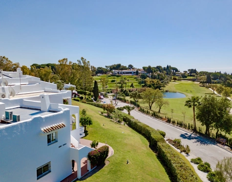 FRONTLINE GOLF TOWNHOUSE WITH STUNNING VIEWS IN NUEVA ANDALUCÍA