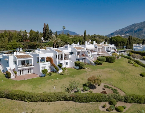 FRONTLINE GOLF TOWNHOUSE WITH STUNNING VIEWS IN NUEVA ANDALUCÍA