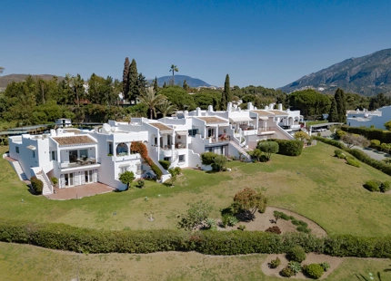 FRONTLINE GOLF TOWNHOUSE WITH STUNNING VIEWS IN NUEVA ANDALUCÍA