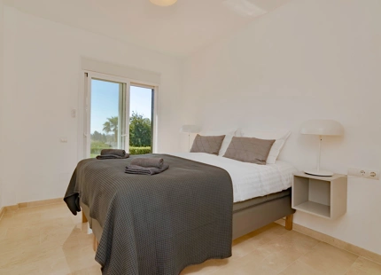 FRONTLINE GOLF TOWNHOUSE WITH STUNNING VIEWS IN NUEVA ANDALUCÍA