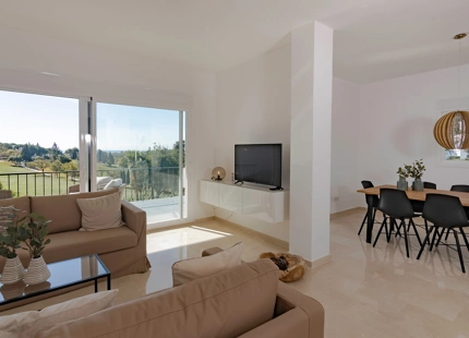 FRONTLINE GOLF TOWNHOUSE WITH STUNNING VIEWS IN NUEVA ANDALUCÍA