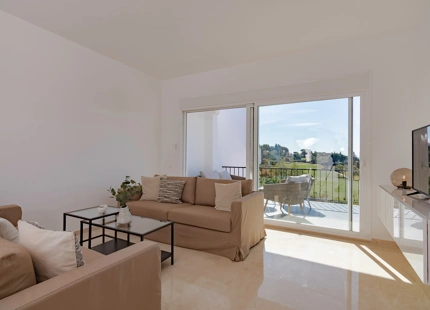 FRONTLINE GOLF TOWNHOUSE WITH STUNNING VIEWS IN NUEVA ANDALUCÍA