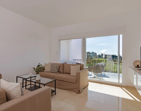 FRONTLINE GOLF TOWNHOUSE WITH STUNNING VIEWS IN NUEVA ANDALUCÍA