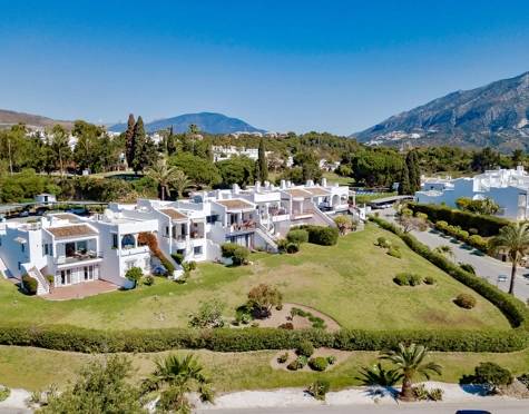FRONTLINE GOLF TOWNHOUSE WITH STUNNING VIEWS IN NUEVA ANDALUCÍA