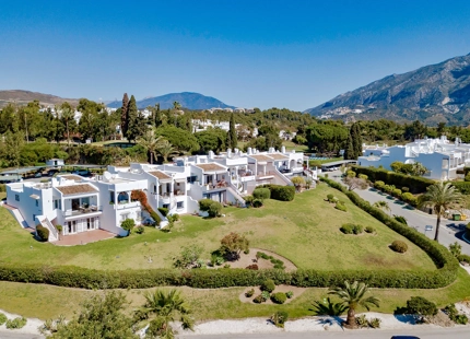 FRONTLINE GOLF TOWNHOUSE WITH STUNNING VIEWS IN NUEVA ANDALUCÍA