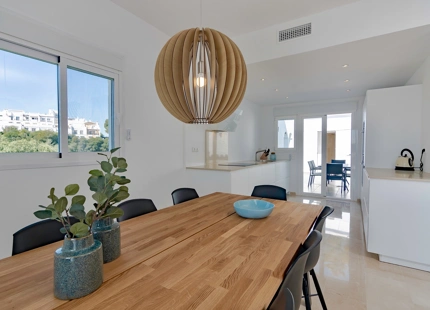 FRONTLINE GOLF TOWNHOUSE WITH STUNNING VIEWS IN NUEVA ANDALUCÍA