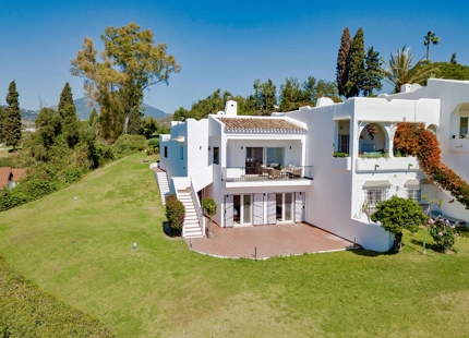 FRONTLINE GOLF TOWNHOUSE WITH STUNNING VIEWS IN NUEVA ANDALUCÍA