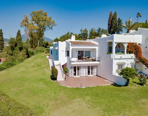 FRONTLINE GOLF TOWNHOUSE WITH STUNNING VIEWS IN NUEVA ANDALUCÍA