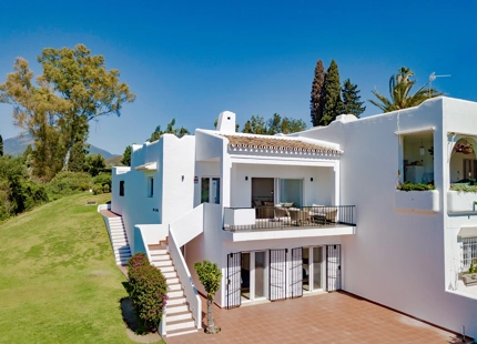 FRONTLINE GOLF TOWNHOUSE WITH STUNNING VIEWS IN NUEVA ANDALUCÍA