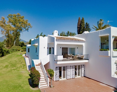 FRONTLINE GOLF TOWNHOUSE WITH STUNNING VIEWS IN NUEVA ANDALUCÍA
