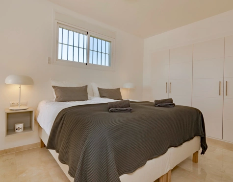 FRONTLINE GOLF TOWNHOUSE WITH STUNNING VIEWS IN NUEVA ANDALUCÍA
