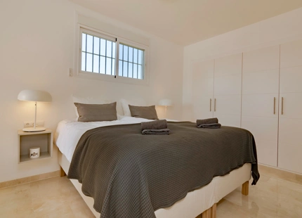 FRONTLINE GOLF TOWNHOUSE WITH STUNNING VIEWS IN NUEVA ANDALUCÍA
