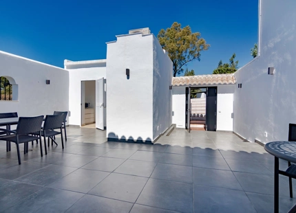 FRONTLINE GOLF TOWNHOUSE WITH STUNNING VIEWS IN NUEVA ANDALUCÍA