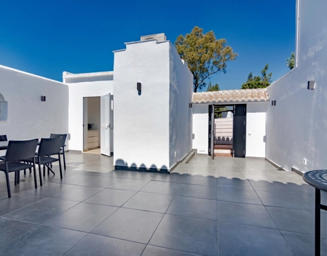 FRONTLINE GOLF TOWNHOUSE WITH STUNNING VIEWS IN NUEVA ANDALUCÍA