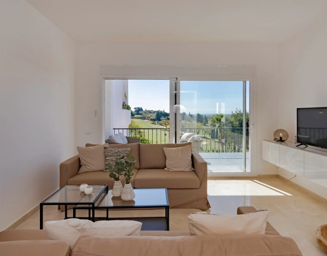 FRONTLINE GOLF TOWNHOUSE WITH STUNNING VIEWS IN NUEVA ANDALUCÍA