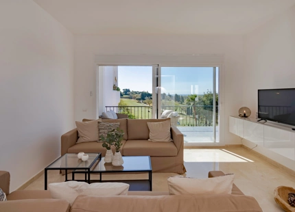 FRONTLINE GOLF TOWNHOUSE WITH STUNNING VIEWS IN NUEVA ANDALUCÍA