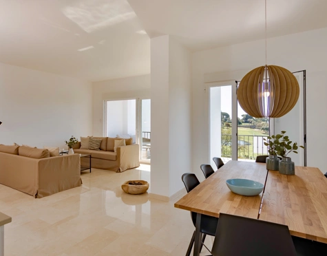 FRONTLINE GOLF TOWNHOUSE WITH STUNNING VIEWS IN NUEVA ANDALUCÍA