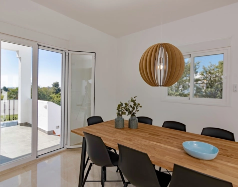 FRONTLINE GOLF TOWNHOUSE WITH STUNNING VIEWS IN NUEVA ANDALUCÍA