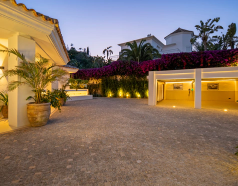 Villa en venta en El Herrojo, Benahavis