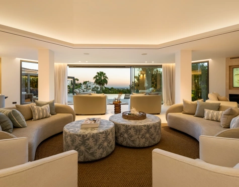 Villa en venta en El Herrojo, Benahavis