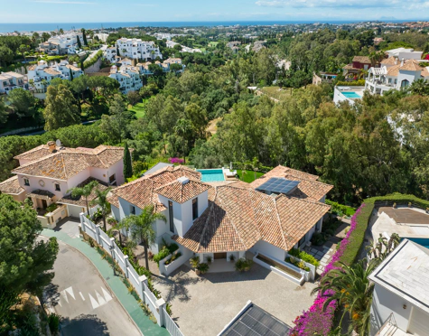 Villa en venta en El Herrojo, Benahavis