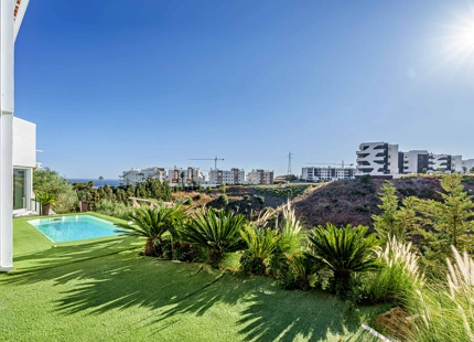 VILLA SEMIADOSADA CON PISCINA PRIVADA EN BENALMÁDENA
