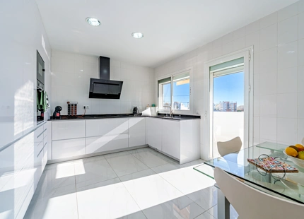 VILLA SEMIADOSADA CON PISCINA PRIVADA EN BENALMÁDENA