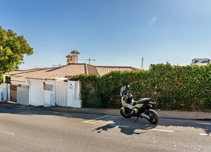 VILLA SEMIADOSADA CON PISCINA PRIVADA EN BENALMÁDENA
