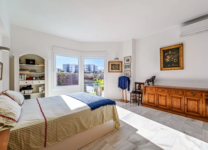 VILLA SEMIADOSADA CON PISCINA PRIVADA EN BENALMÁDENA