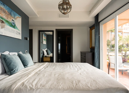 ELEGANTE APARTAMENTO DE 3 DORMITORIOS CON IMPRESIONANTES VISTAS EN NUEVA ANDALUCÍA