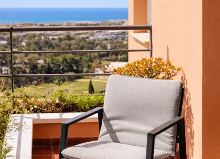 ELEGANTE APARTAMENTO DE 3 DORMITORIOS CON IMPRESIONANTES VISTAS EN NUEVA ANDALUCÍA