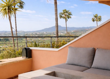 ELEGANTE APARTAMENTO DE 3 DORMITORIOS CON IMPRESIONANTES VISTAS EN NUEVA ANDALUCÍA