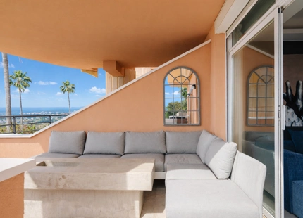ELEGANTE APARTAMENTO DE 3 DORMITORIOS CON IMPRESIONANTES VISTAS EN NUEVA ANDALUCÍA