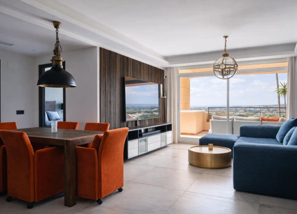 ELEGANTE APARTAMENTO DE 3 DORMITORIOS CON IMPRESIONANTES VISTAS EN NUEVA ANDALUCÍA